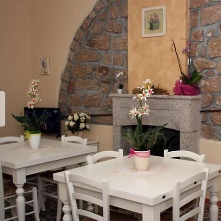 Guest House Le Gemelle Luras Bagian luar foto