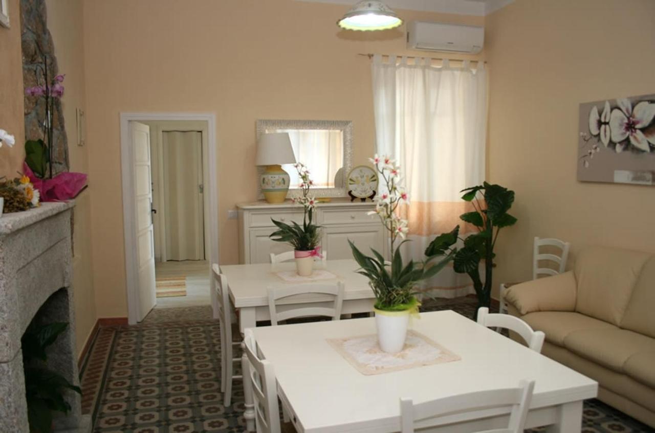 Guest House Le Gemelle Luras Bagian luar foto