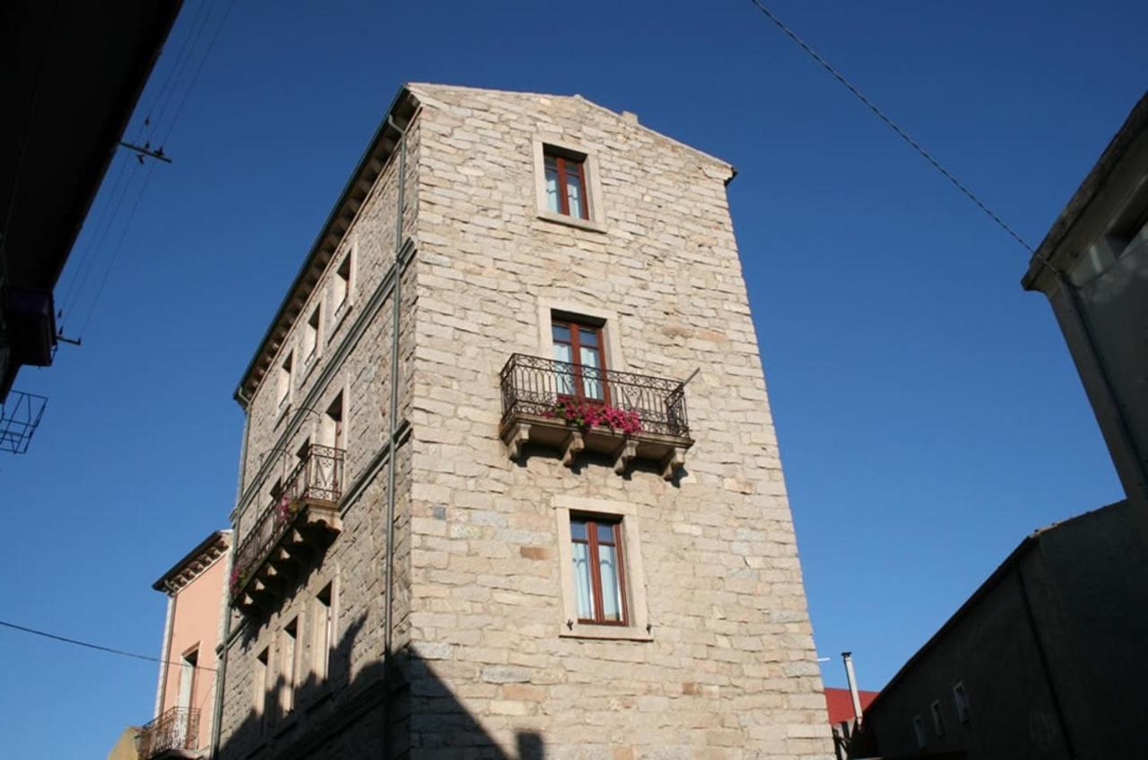 Guest House Le Gemelle Luras Bagian luar foto