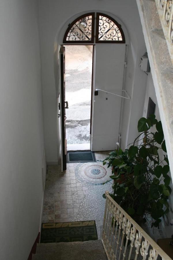 Guest House Le Gemelle Luras Bagian luar foto
