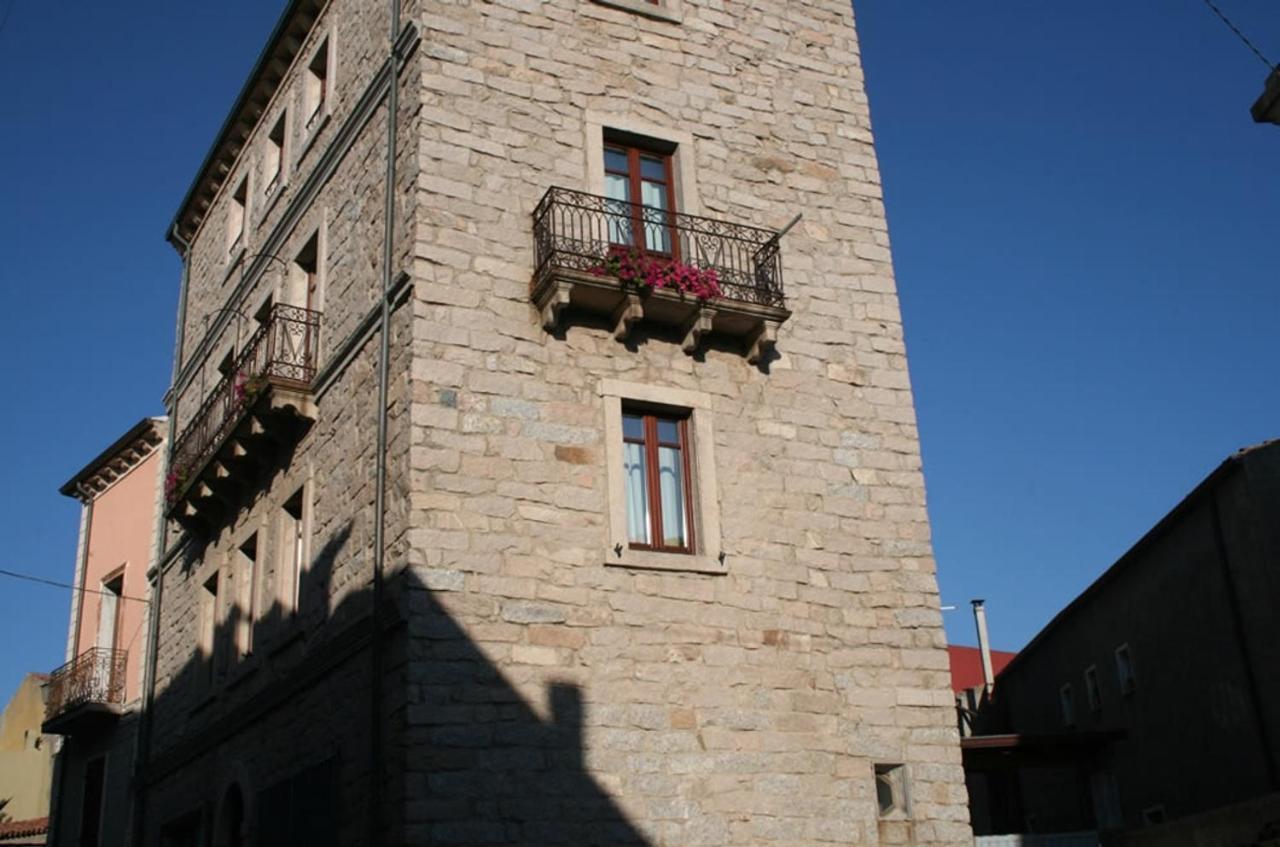 Guest House Le Gemelle Luras Bagian luar foto