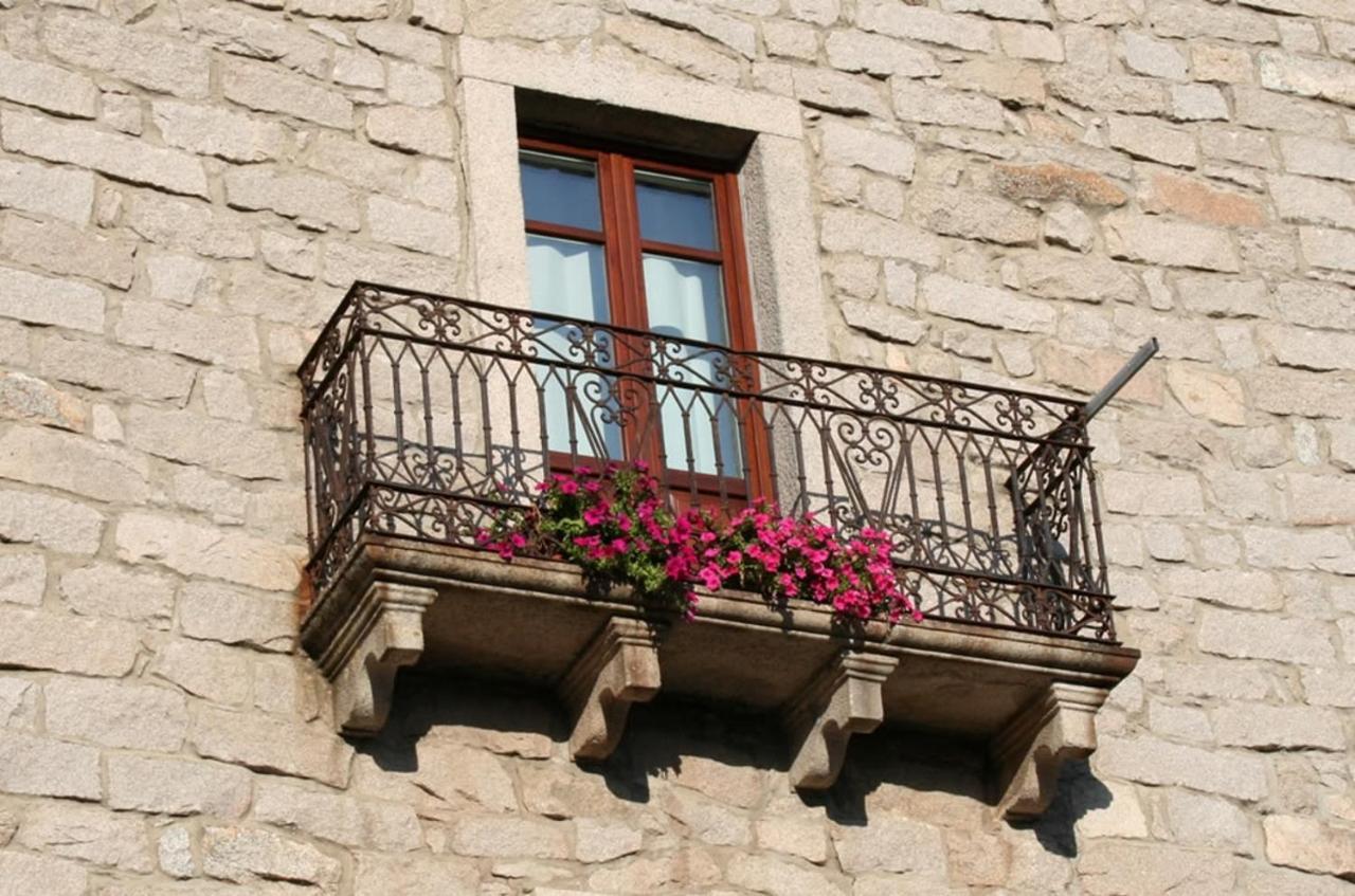 Guest House Le Gemelle Luras Bagian luar foto