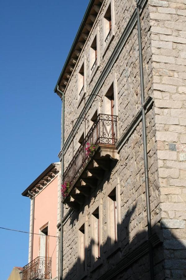 Guest House Le Gemelle Luras Bagian luar foto