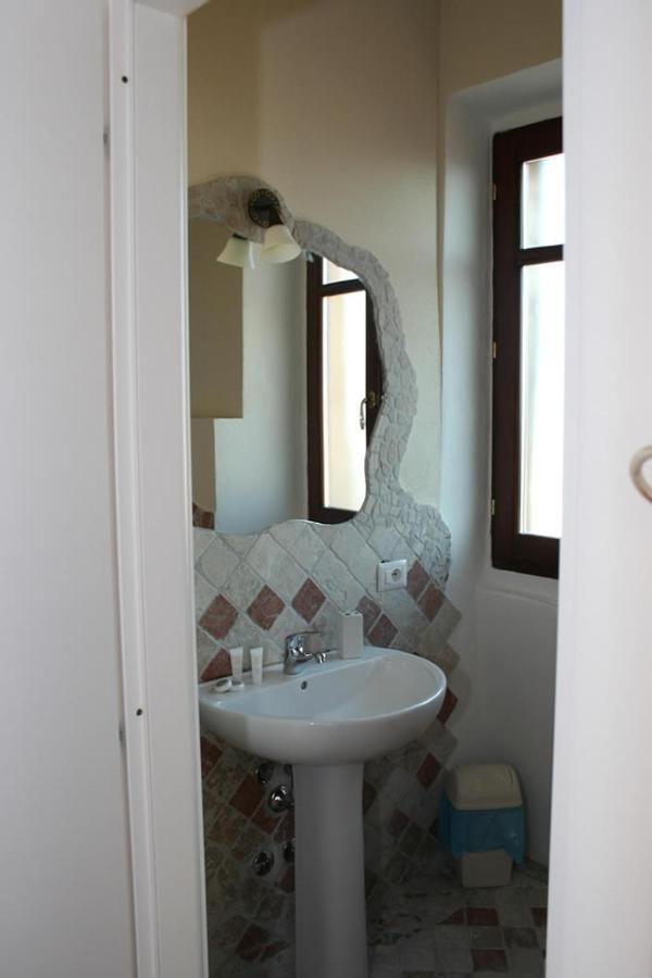 Guest House Le Gemelle Luras Bagian luar foto