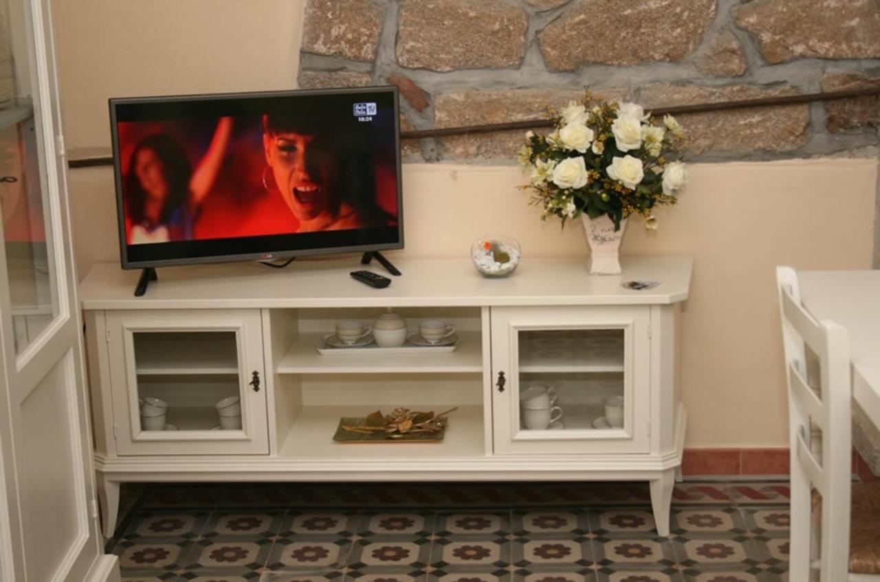Guest House Le Gemelle Luras Bagian luar foto