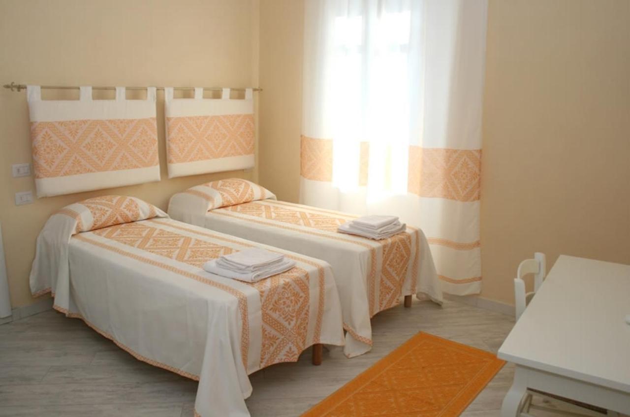 Guest House Le Gemelle Luras Ruang foto