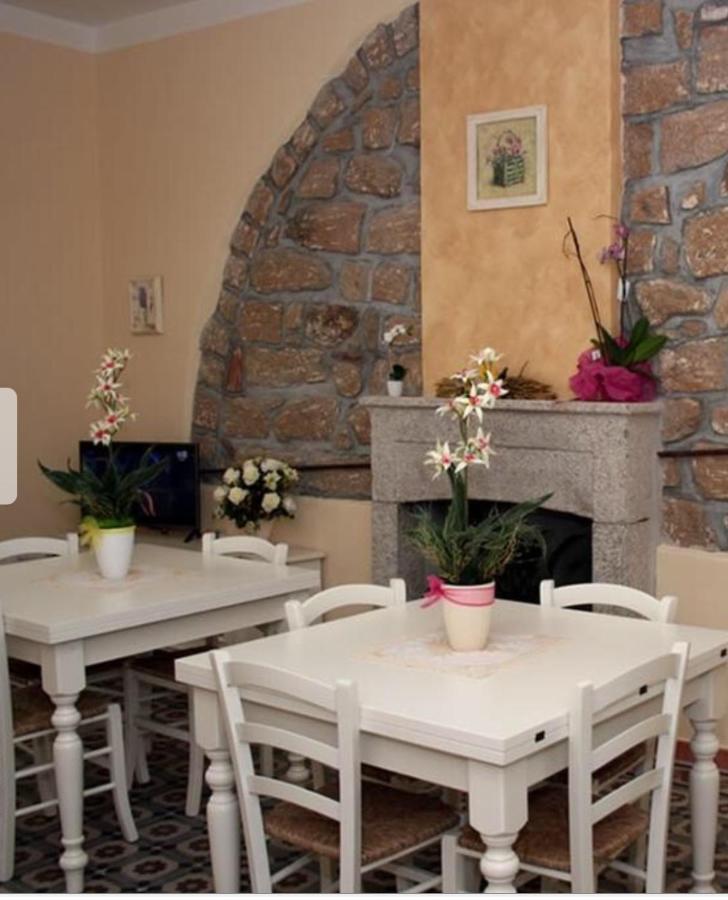 Guest House Le Gemelle Luras Bagian luar foto