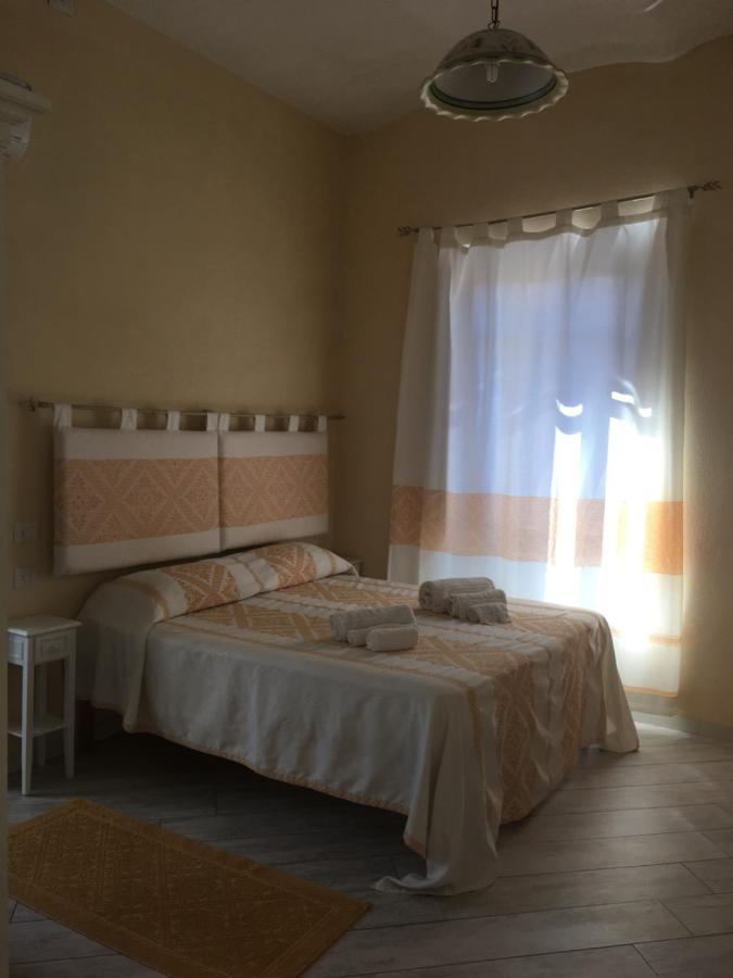 Guest House Le Gemelle Luras Bagian luar foto